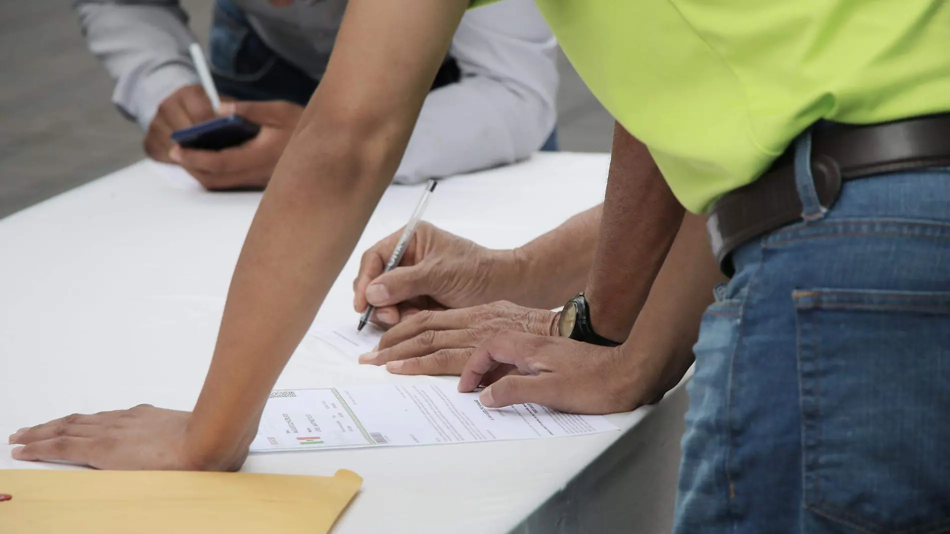 Informe: más de 200 mil jóvenes tienen trabajos precarios y son discriminados